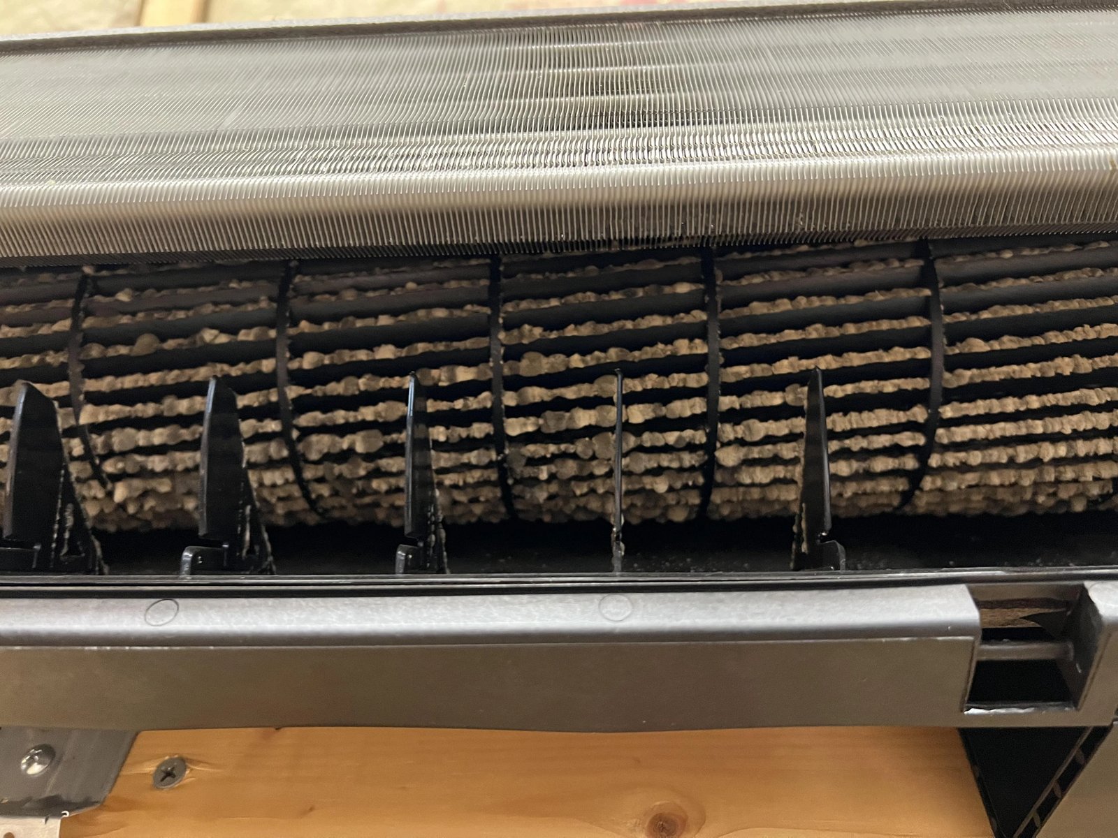 Ventola di climatizzatore sporca di muffa e batteri prima della sanificazione
